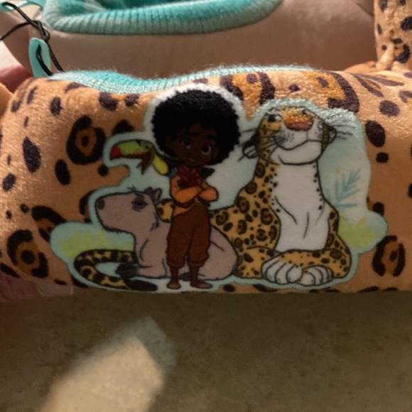 Disney Encanto plush slippers - Picture 7 of 12